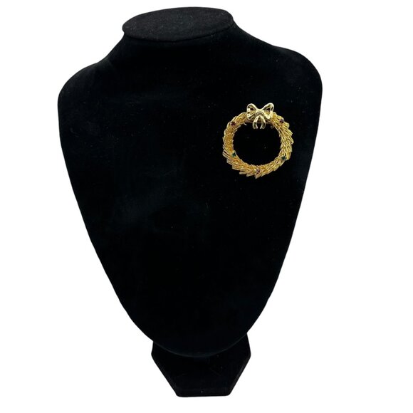 Vintage Gold Tone Wreath Brooch Bow Red Green Rhinestones Christmas Jewelry - Picture 2 of 12